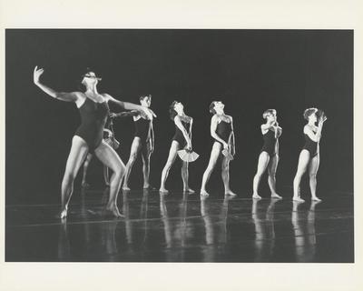 Monnaie Dance Group/Mark Morris in "Prelude and Prelude," 1990