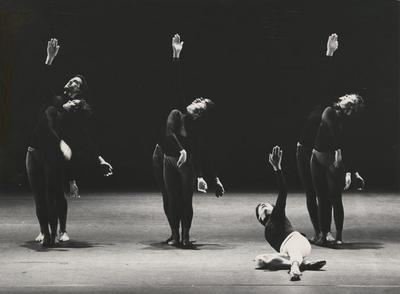 Monnaie Dance Group/Mark Morris in "Sonata for Clarinet and Piano," 1988